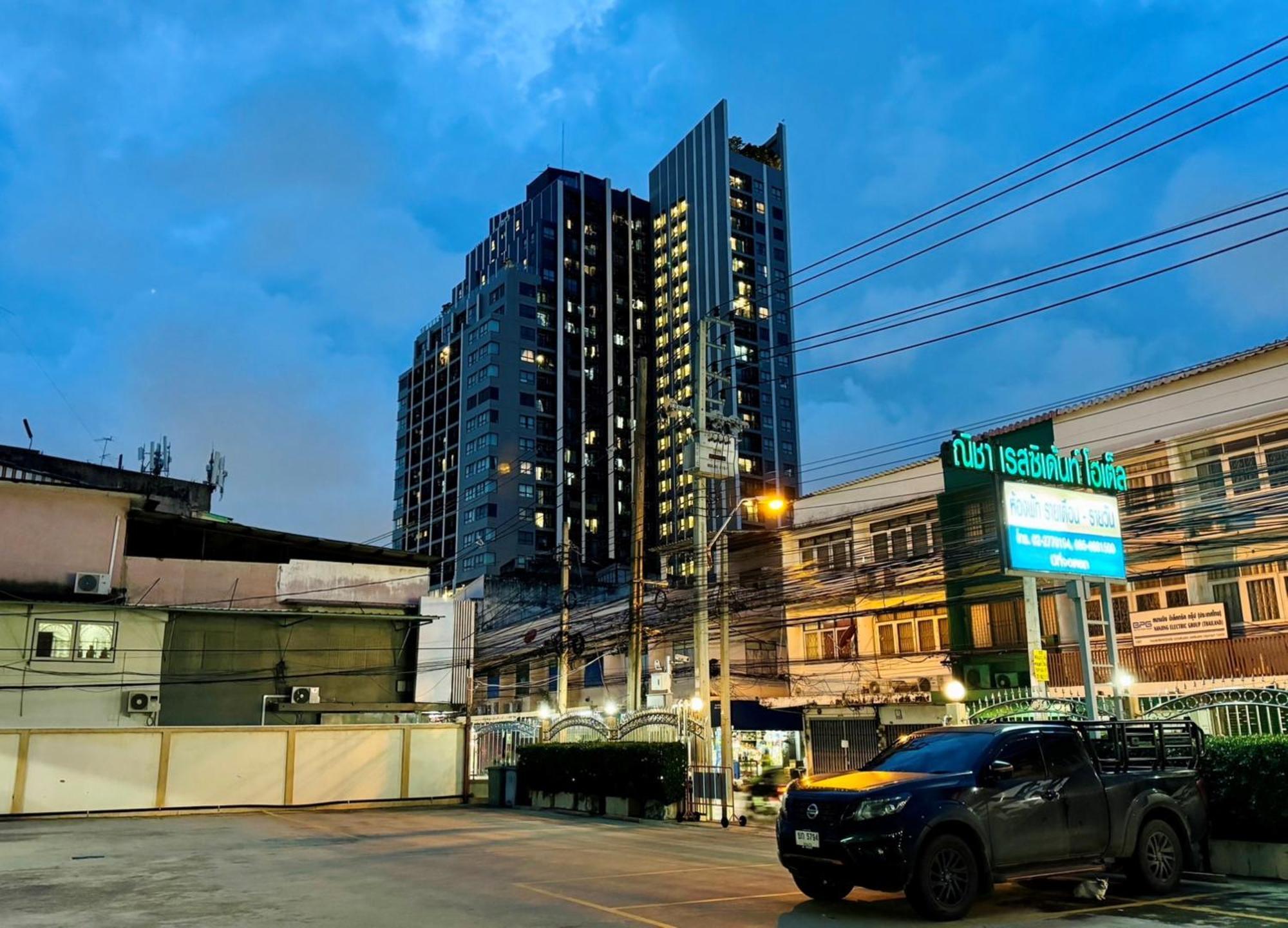 Nicha Residence Hotel Bangkok Bagian luar foto