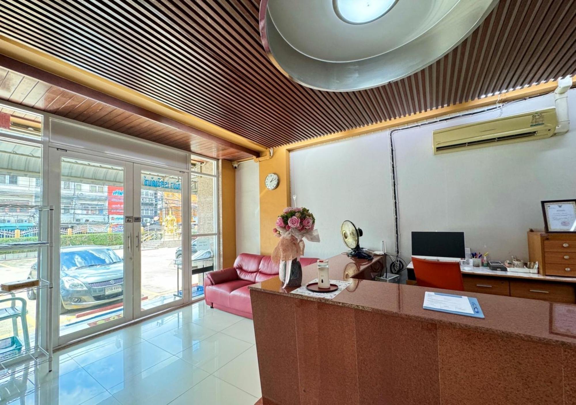 Nicha Residence Hotel Bangkok Bagian luar foto