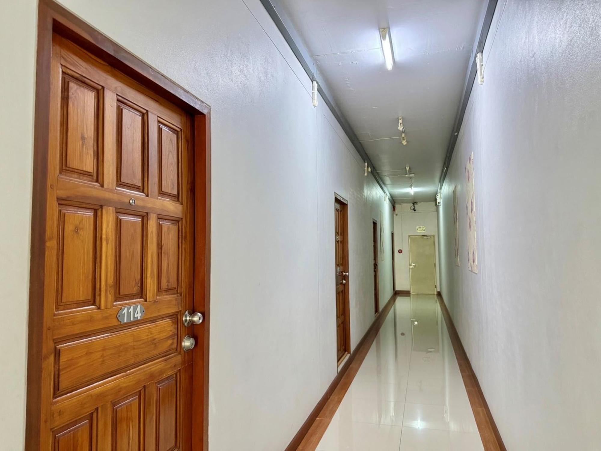 Nicha Residence Hotel Bangkok Bagian luar foto