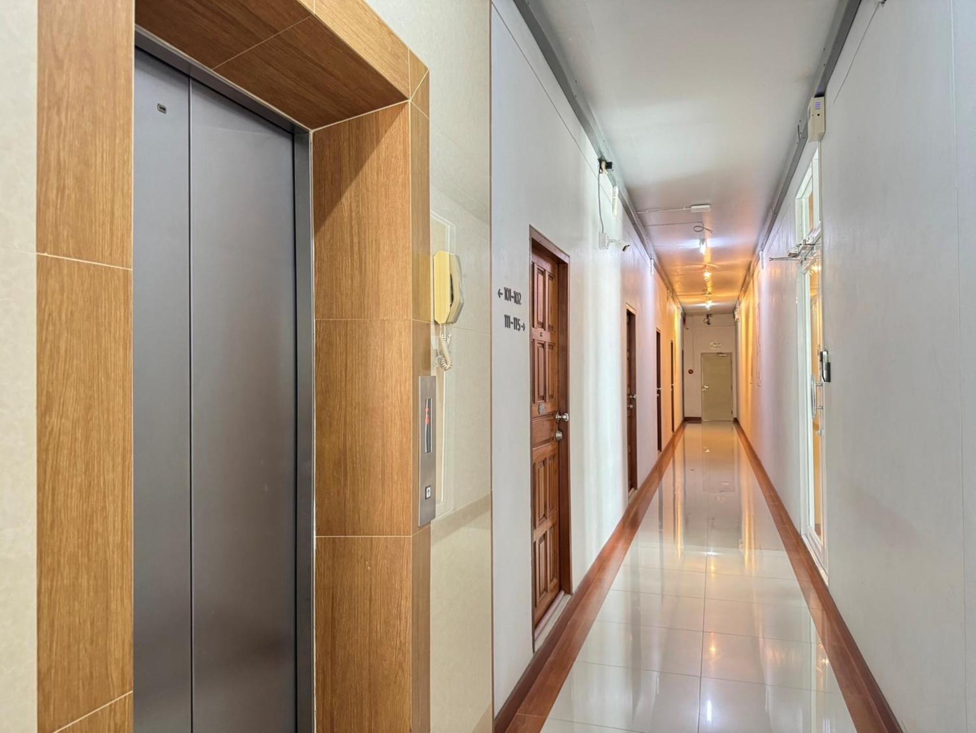 Nicha Residence Hotel Bangkok Bagian luar foto