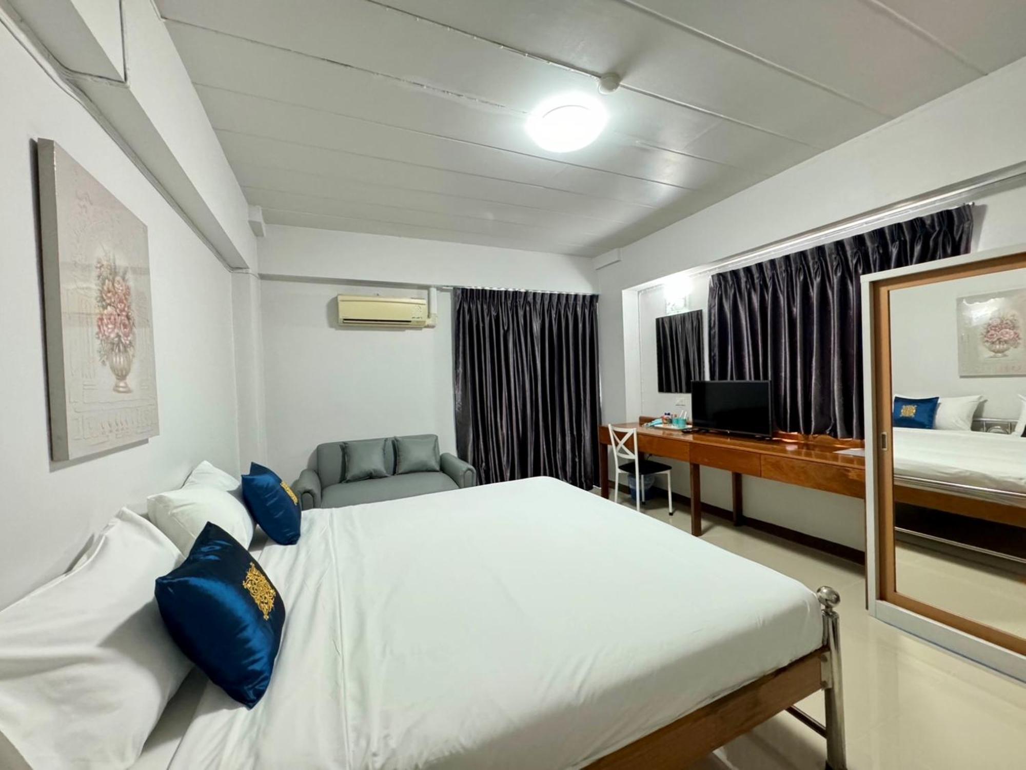 Nicha Residence Hotel Bangkok Bagian luar foto