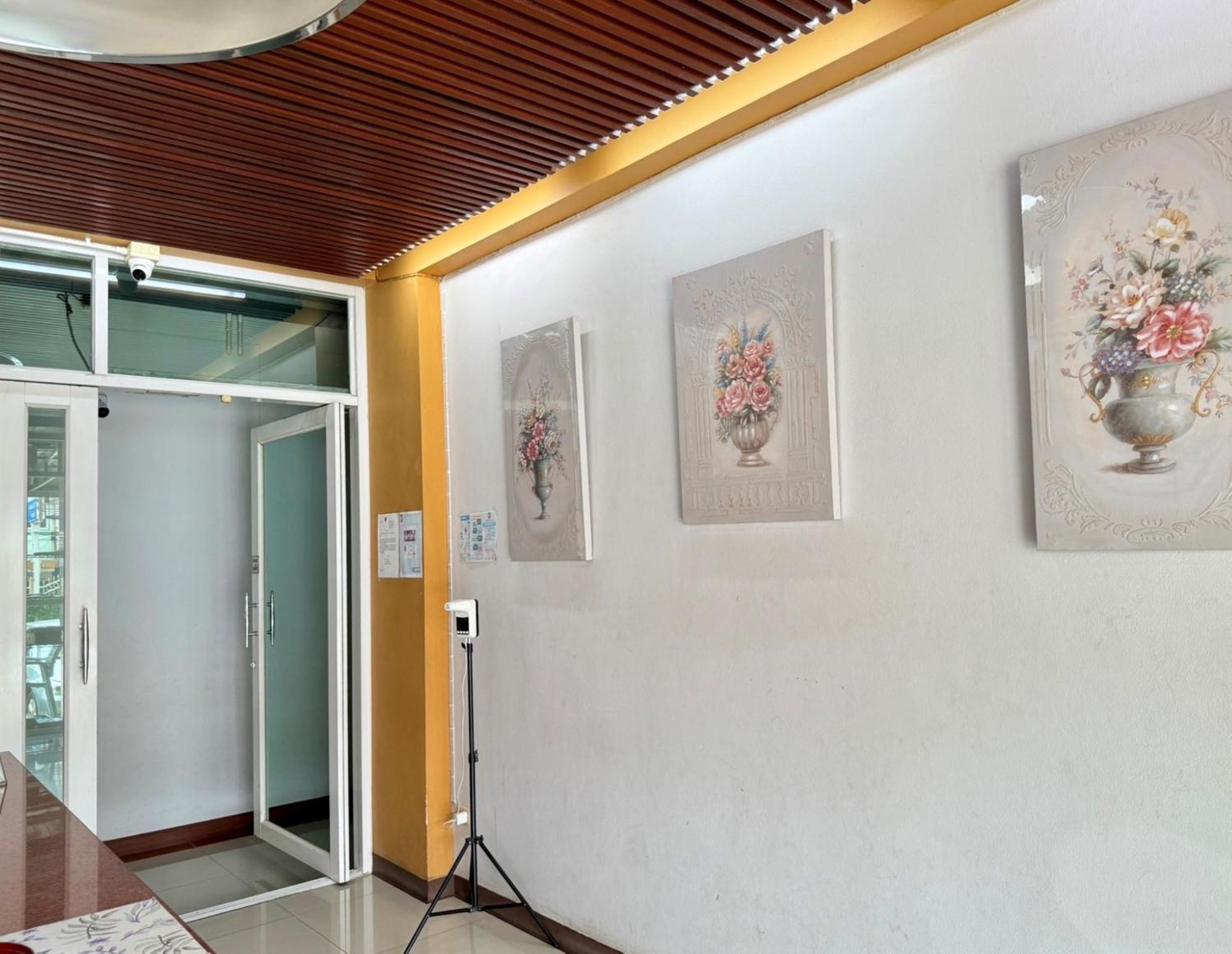 Nicha Residence Hotel Bangkok Bagian luar foto
