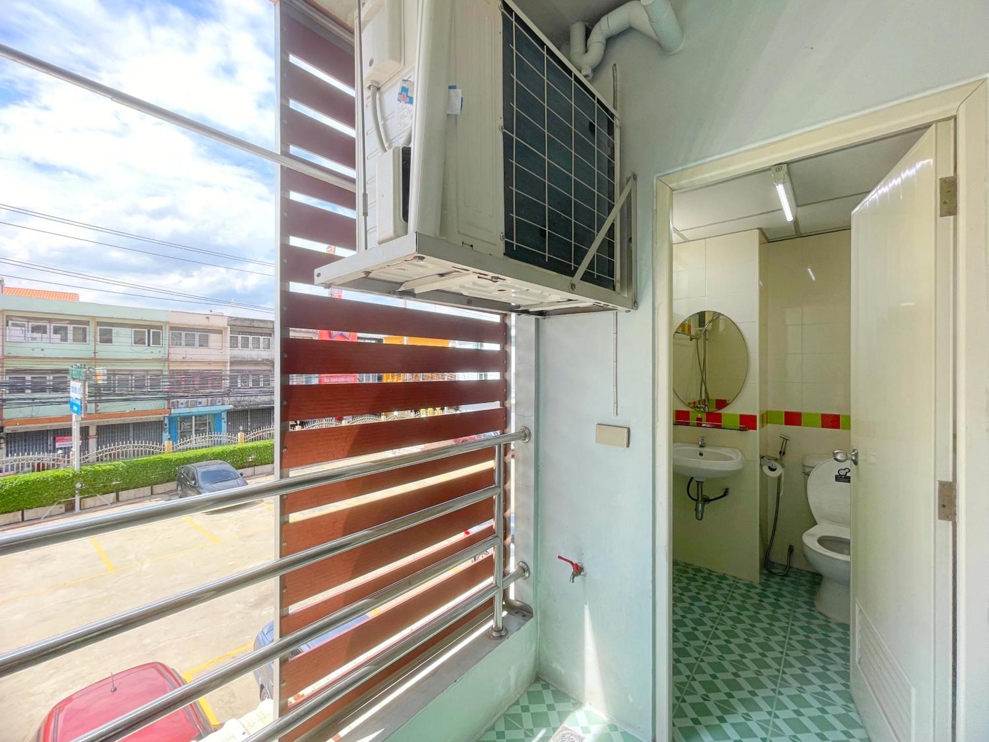 Nicha Residence Hotel Bangkok Bagian luar foto