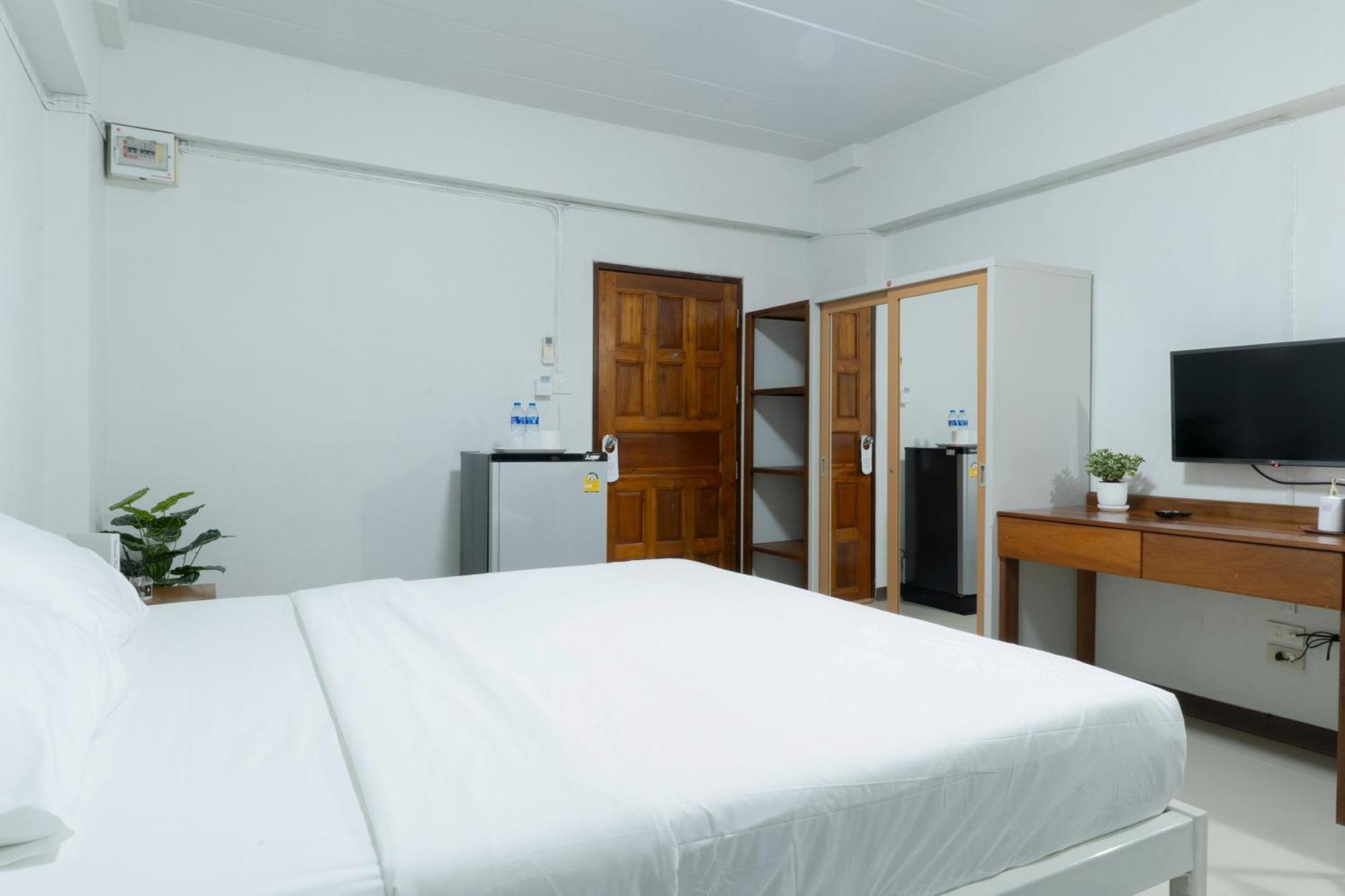 Nicha Residence Hotel Bangkok Bagian luar foto