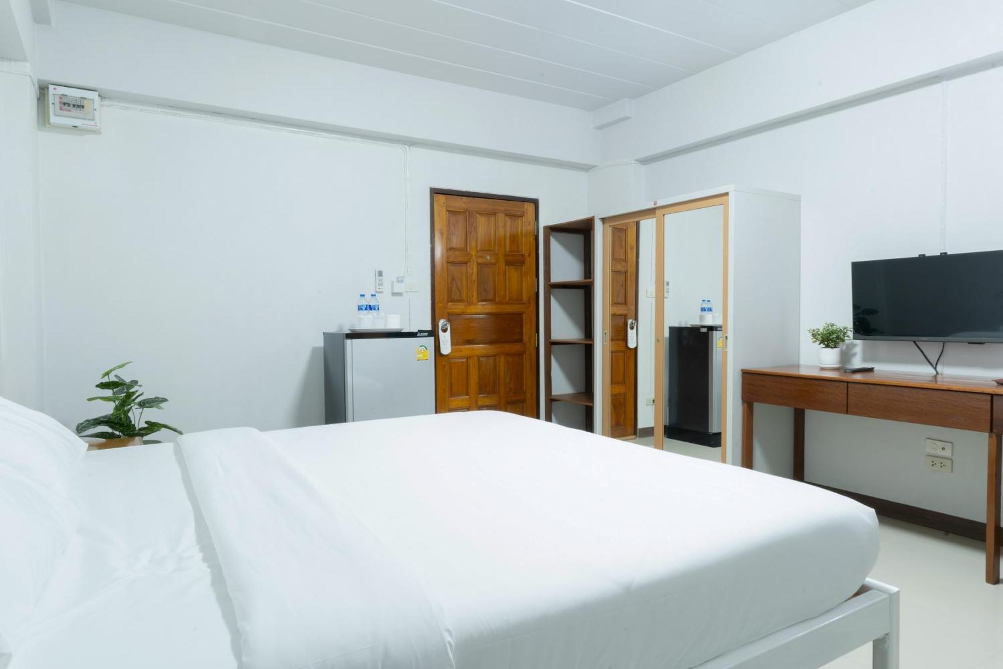 Nicha Residence Hotel Bangkok Bagian luar foto