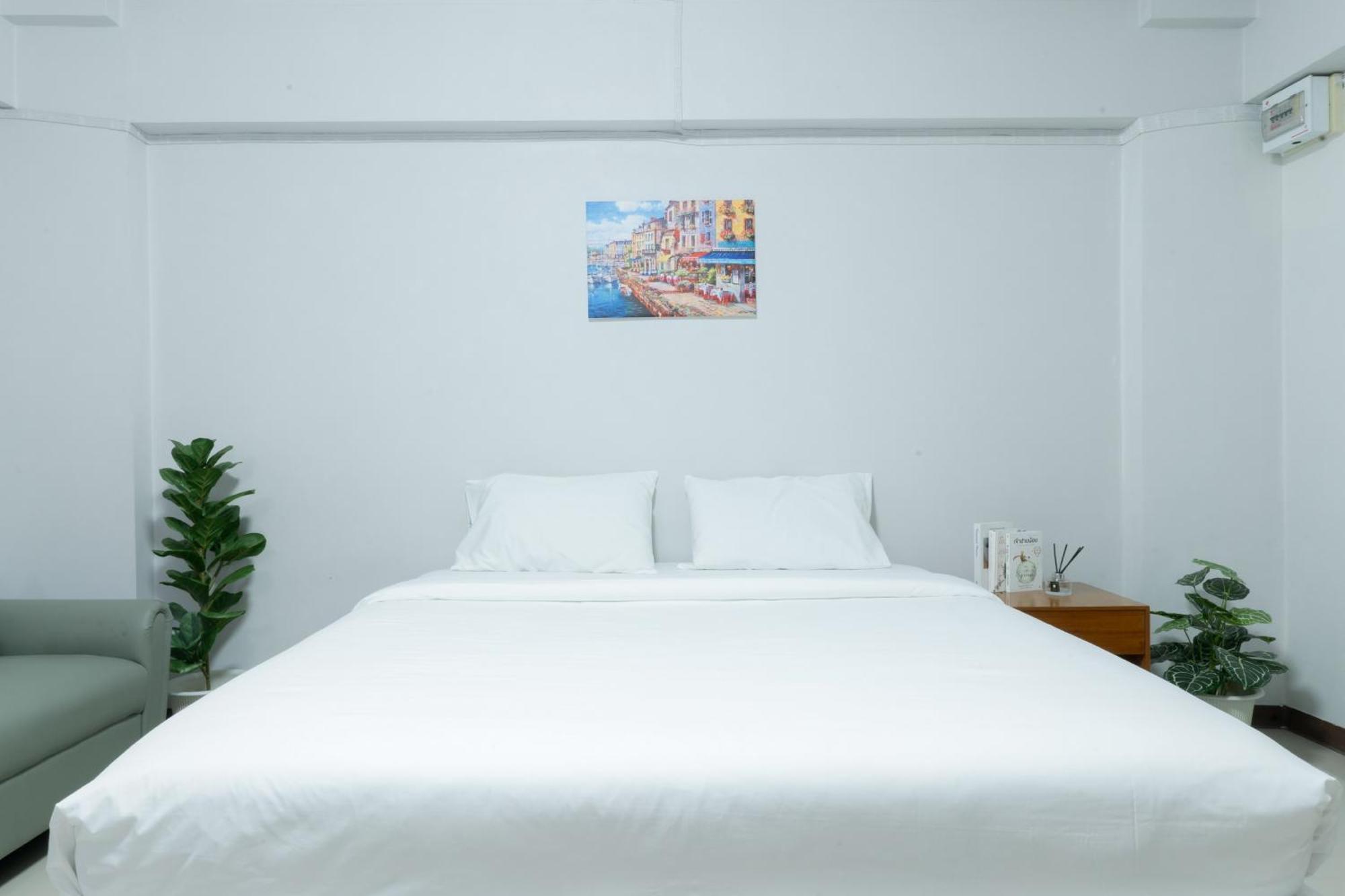 Nicha Residence Hotel Bangkok Bagian luar foto