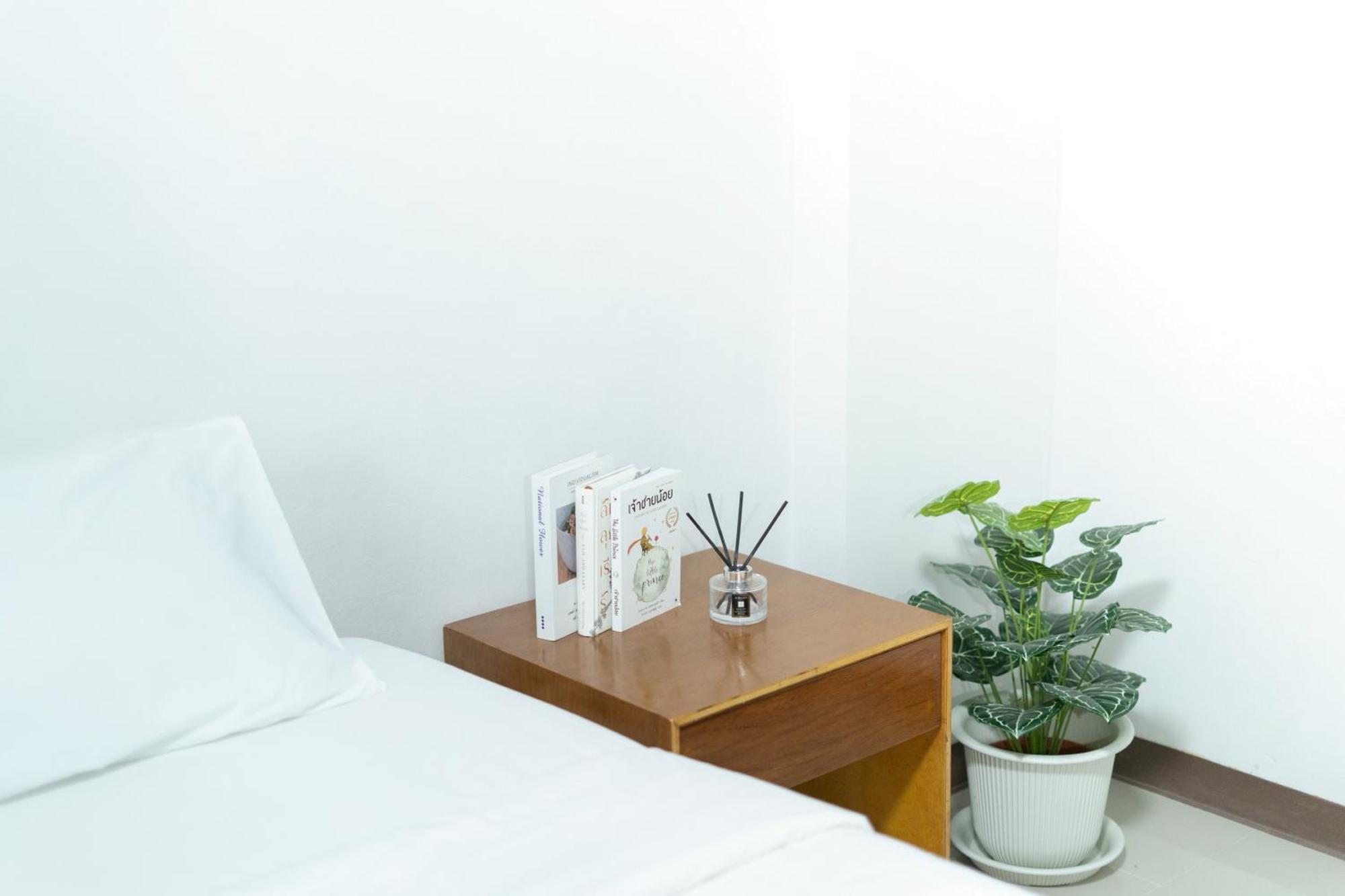 Nicha Residence Hotel Bangkok Bagian luar foto