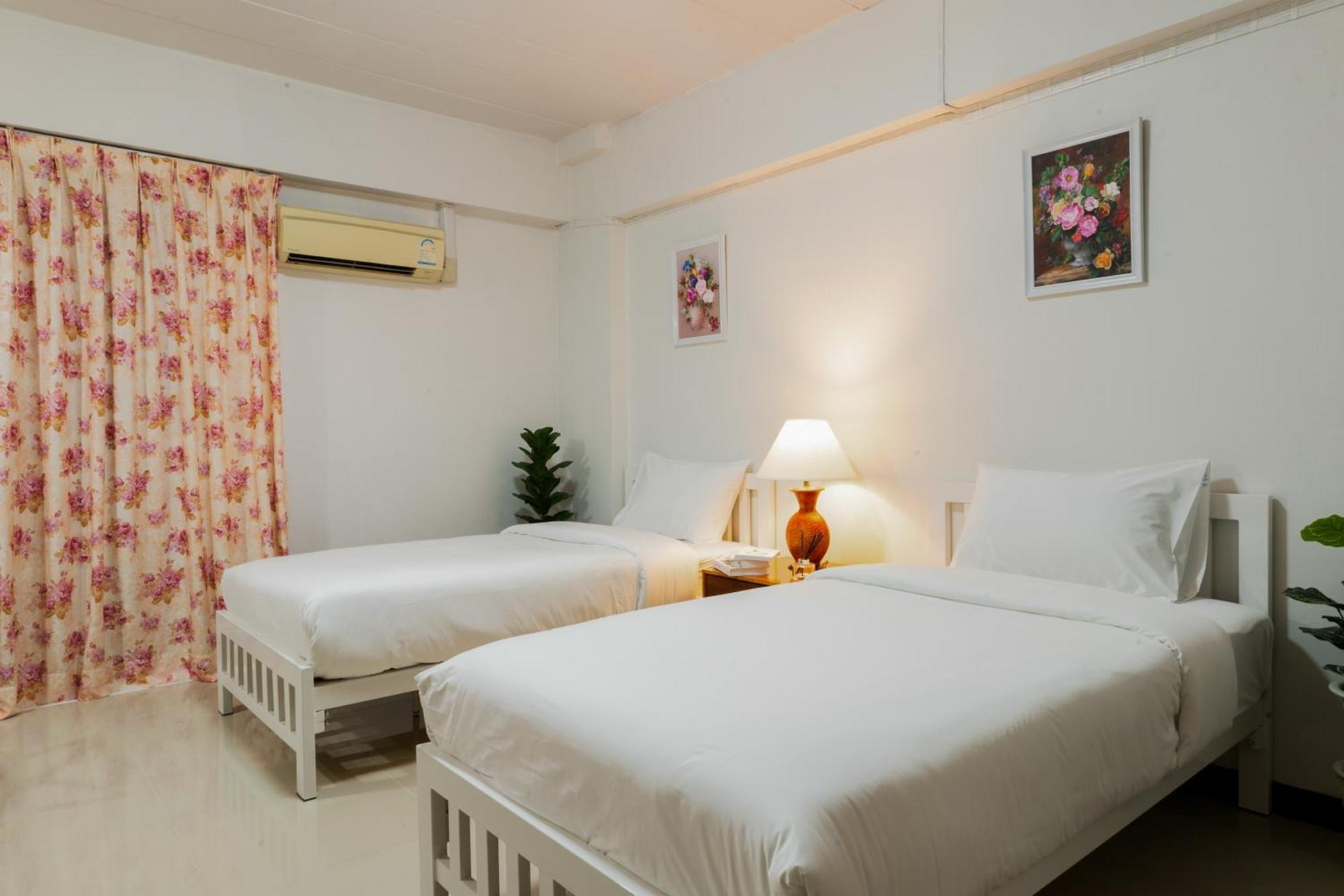 Nicha Residence Hotel Bangkok Bagian luar foto