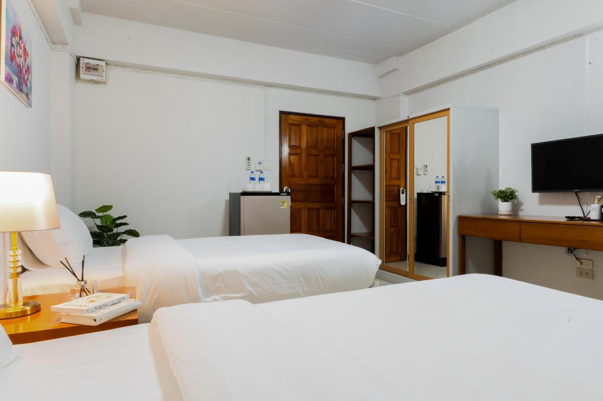 Nicha Residence Hotel Bangkok Bagian luar foto