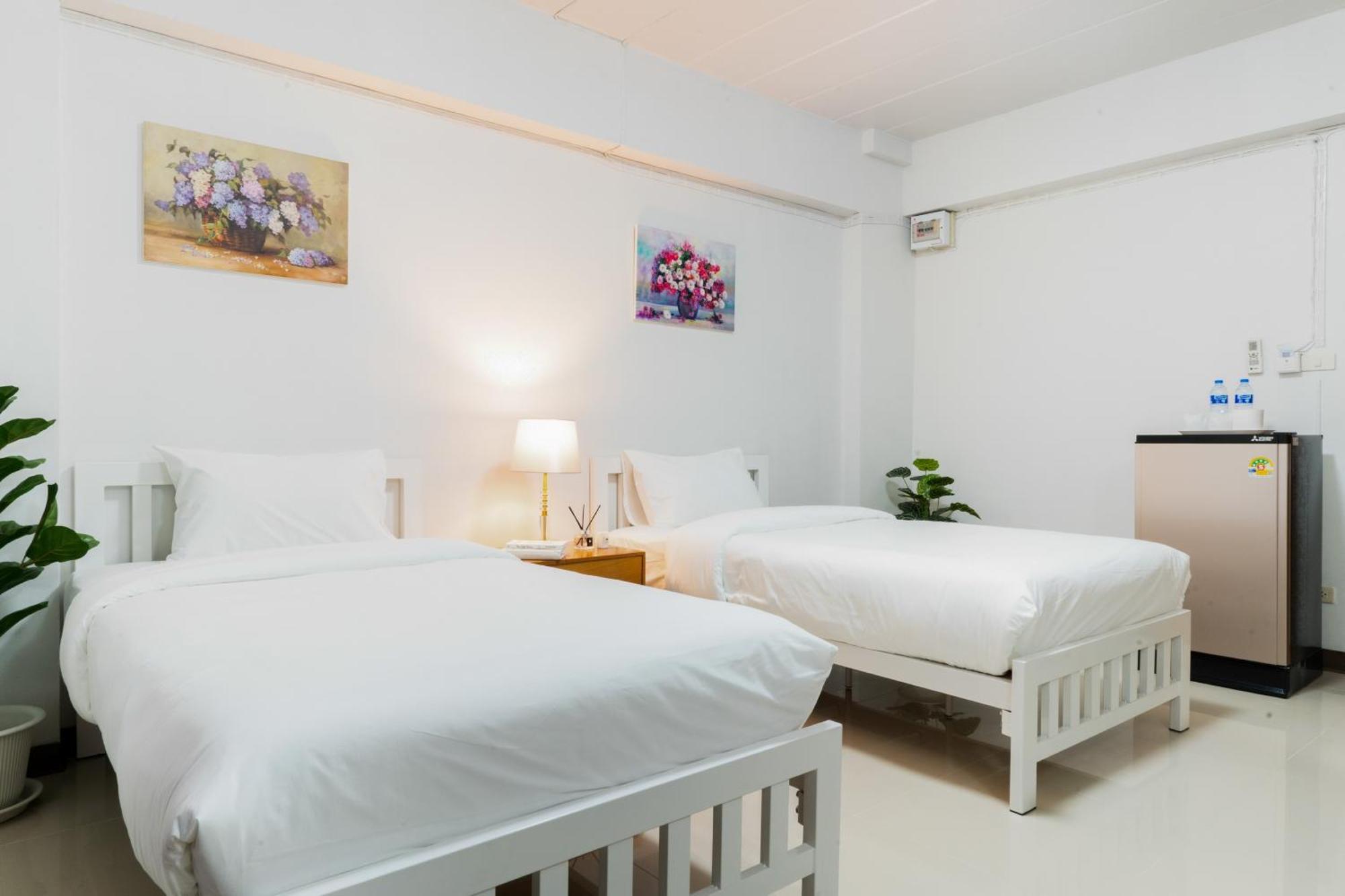 Nicha Residence Hotel Bangkok Bagian luar foto